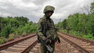 В ЛНР военнослужащие железнодорожных войск восстанавливают поврежденные участки полотна