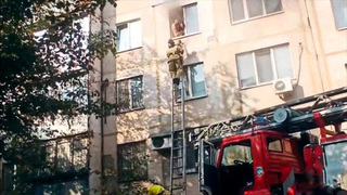 МЧС показало кадры спасения ребенка и его семьи из горящей квартиры в Луганске