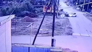 Пьяный водитель без прав сбил женщину с коляской в Красноярском крае: видео