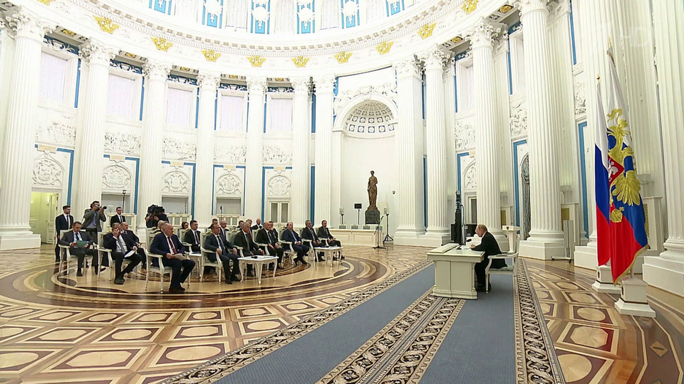 Владимир Путин провел в Кремле совещание по итогам саммита на Аляске