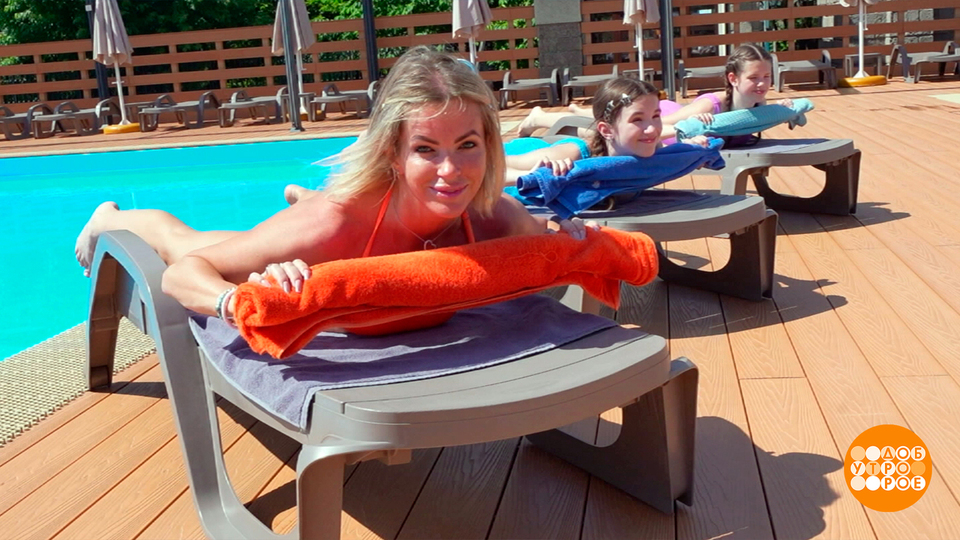 Зарядка на шезлонге? Почему бы и нет! Доброе утро. Фрагмент выпуска от 22.08.2025