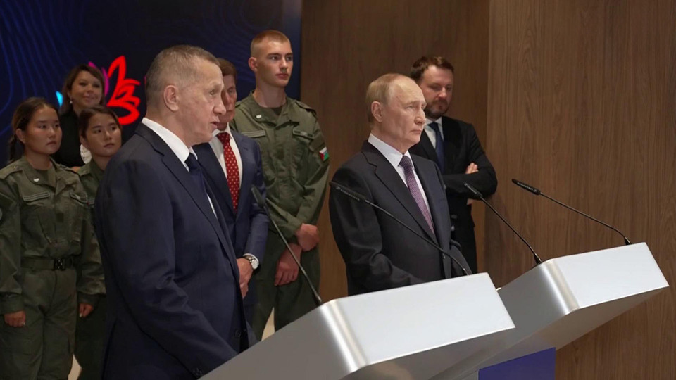 Владимир Путин посетил филиал национального центра «Россия» во Владивостоке