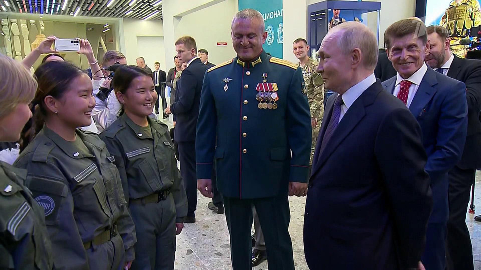 Во Владивостоке Владимир Путин посетил филиал Национального центра «Россия»