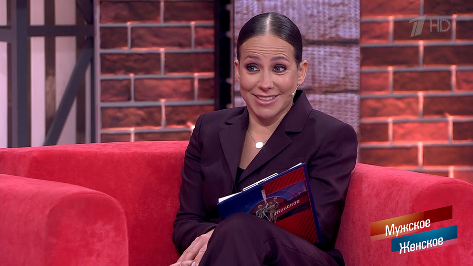 Догги стиліндегі жалаңаш есектері бар орыс әйелдерінің жеке фотосуреттері