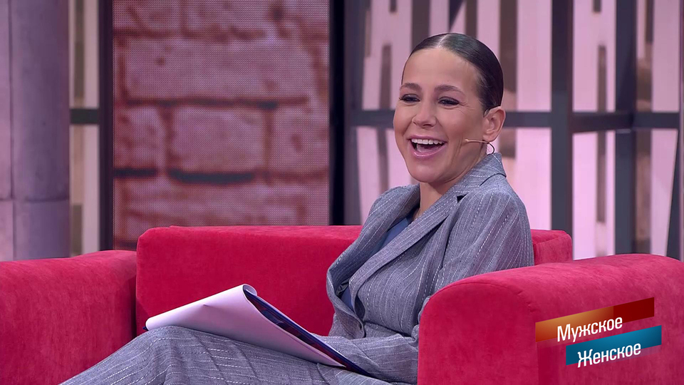 «Он на нее с ножами, а она ему — сковородкой». Юлия Барановская позавидовала насыщенной жизни героев. Мужское / Женское. Фрагмент выпуска от 16.09.2025