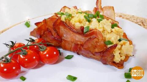 Готовим яичницу в лепешке из бекона. Доброе утро. Фрагмент 