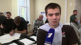 По всей стране тысячи мужчин приходят в пункты отбора, чтобы заключить контракт с Минобороны