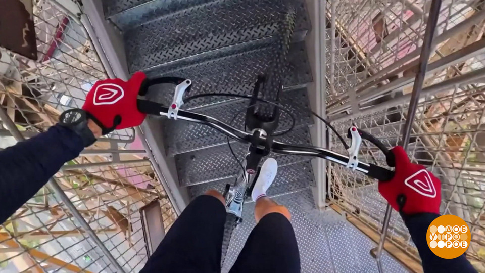 К вершине Эйфелевой башни — на велике! Доброе утро. Фрагмент выпуска от 09.10.2025