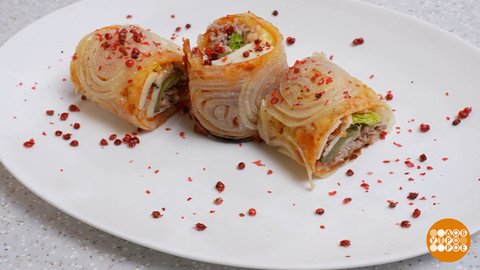 Готовим мясной рулет в луковой обертке. Доброе утро. Фрагмент 