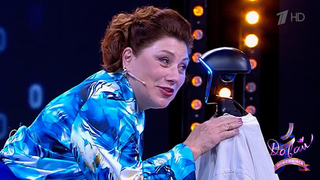 «Одна здесь отдыхаешь?» Робот «подкатил» к Розе Сябитовой во время сюрприза. Давай поженимся! Фрагмент 