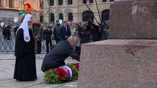 Владимир Путин возложил цветы к памятнику Минину и Пожарскому на Красной площади