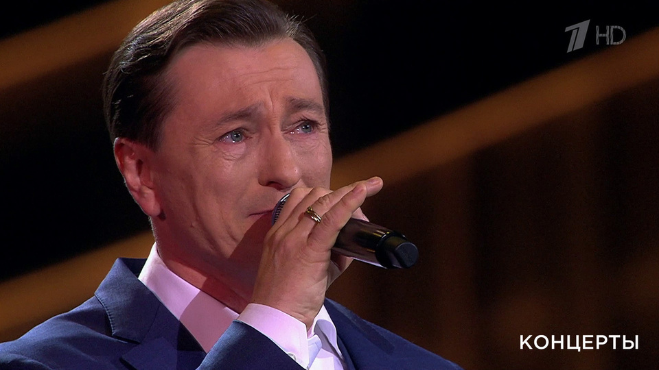 Сергей Безруков — «Песня о далекой родине». «Эхо любви» Роберта Рождественского. Праздничный концерт. Фрагмент выпуска от 04.11.2025