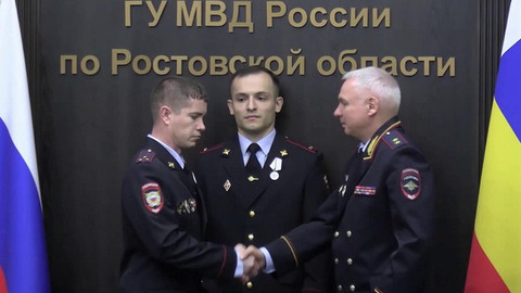 Полицейские, проявившие мужество и отвагу при спасении погибавших, удостоены наград