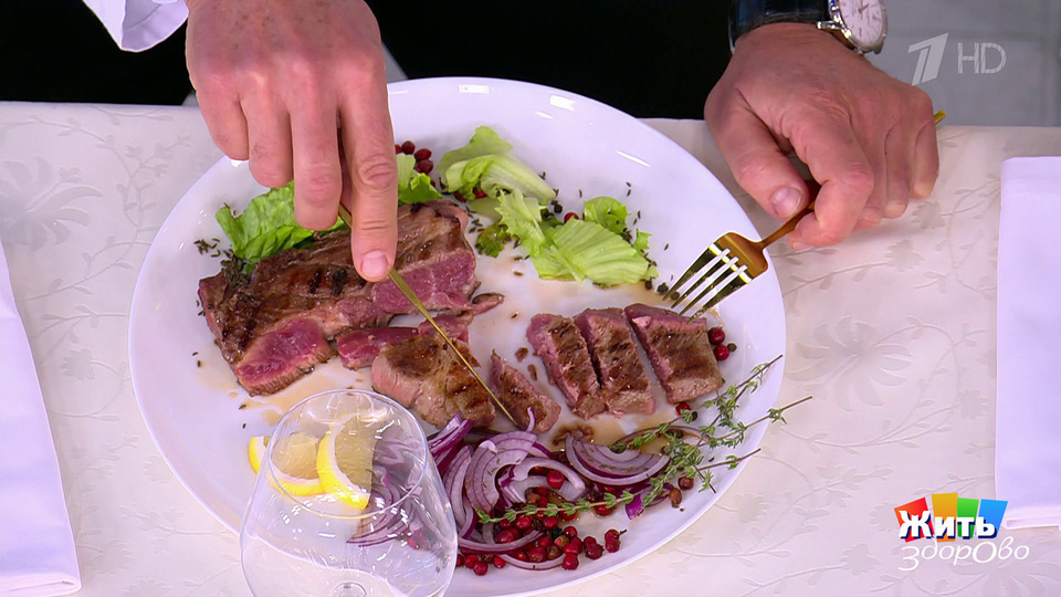 Стейк с кровью: риски в ресторане. Жить здорово! Фрагмент выпуска от 11.11.2025