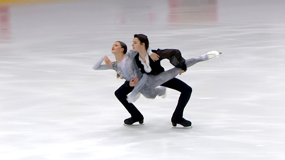 танцевальная пара в эффектной поддержке на льду