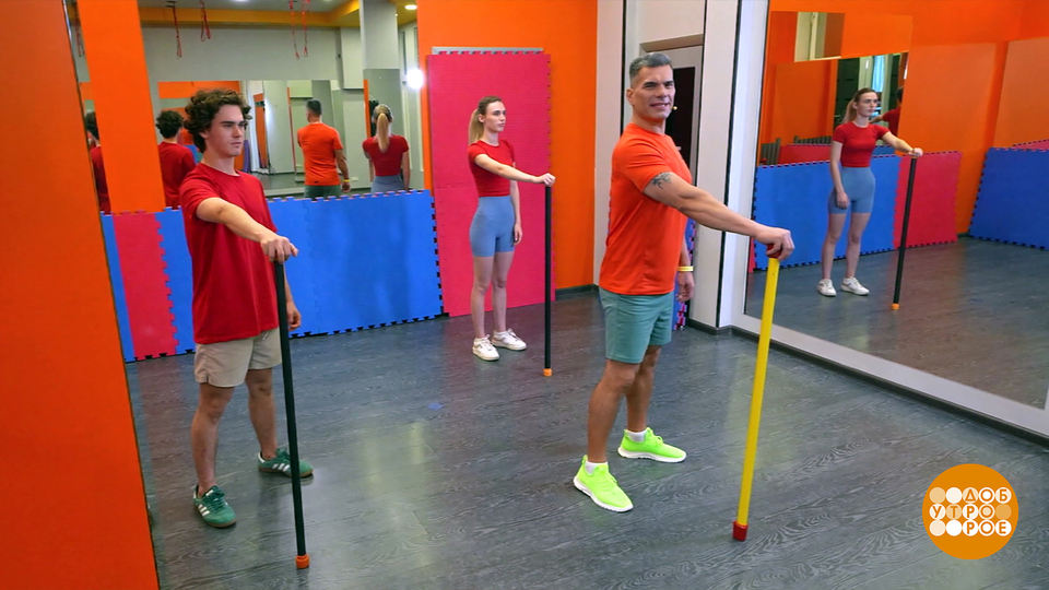 Швабру в руки — и на зарядку! Доброе утро. Фрагмент выпуска от 13.11.2025