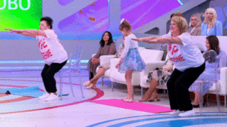 Йога на стуле для пожилых: йог показал три упражнения для укрепления мышц