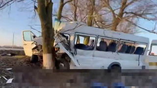 В Белгородской области столкнулись автобус с рабочими и грузовик с зерном