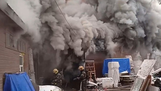 Пелена и едкий дым: появились кадры мощного пожара в Мытищах около ТЦ «XL»