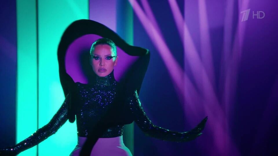 Zivert, Лев Зулькарянаев, Валя Карнавал, Ваня Дмитриенко, Надежда Кадышева — в новогоднем музыкальном фильме «Хозяйка нейросети»