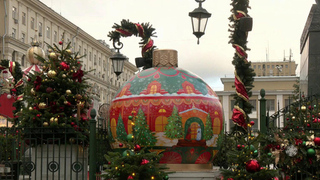 Праздничное убранство столицы создает новогоднее настроение даже без снега