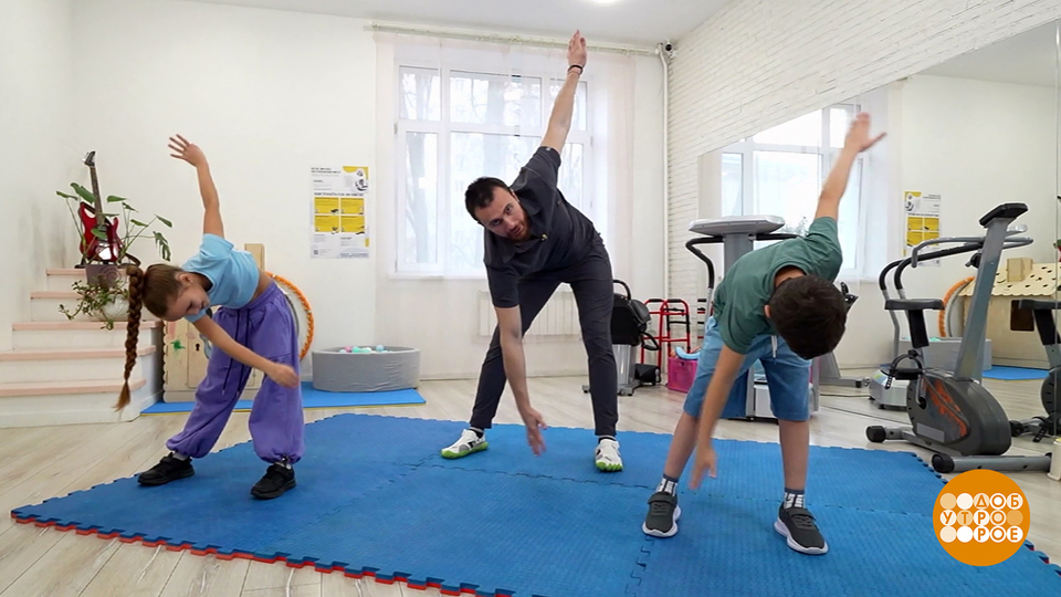 «Мельница» — разминка для позвоночника. Доброе утро. Фрагмент выпуска от 02.12.2025