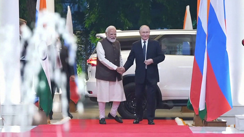 Главная тема дня — начало государственного визита Владимира Путина в Индию