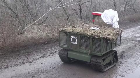 Выполнять задачи на передовой бойцам помогает наземный беспилотник «Курьер