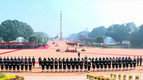Перед Президентским дворцом в Нью-Дели прошла церемония официальной встречи президента России