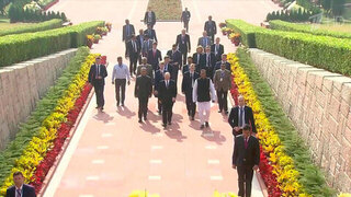 Владимир Путин возложил венок к мемориалу Махатмы Ганди