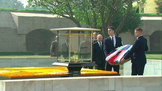 Владимир Путин возложил венок к мемориалу Махатмы Ганди: видео