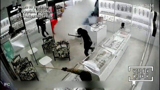 Видео недели: дерзкое ограбление; неадекватный курьер. Человек и закон. Фрагмент