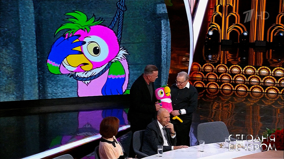 «А вы не были на Таити?» Геннадий Хазанов получил в подарок плюшевого Кешу из мультфильма «Возвращение блудного попугая». Сегодня вечером. Фрагмент выпуска от 06.12.2025