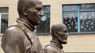 В Донецке ко Дню Героев Отечества установлены бюсты Ивану Коковину и Майклу Глоссу