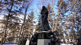 Памятник «Матерям победителей» открыли в Биробиджане в День Героев Отечества