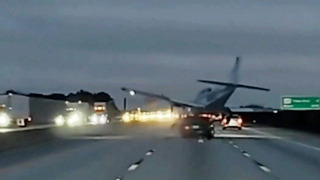 Самолет рухнул на крышу автомобиля при аварийной посадке в США: видео