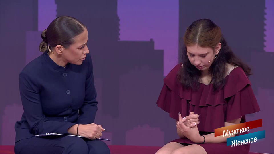 «Могли бы подойти и обнять свою дочку». Ведущих поразила холодность матери. Мужское / Женское. Фрагмент выпуска от 11.12.2025