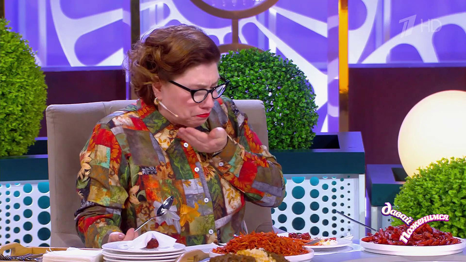 «Что это такое я съела?» Роза Сябитова не оценила индийскую кухню. Давай поженимся! Фрагмент выпуска от 10.12.2025