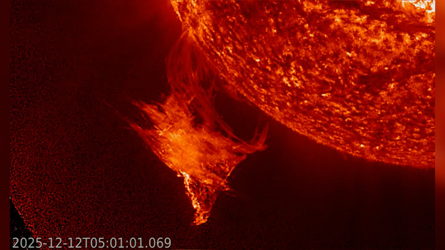 Космический торнадо: появились красочные кадры расставания Солнца с протуберанцем