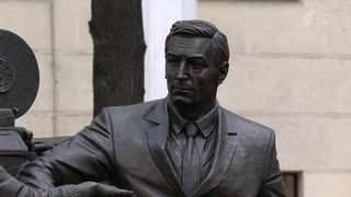 У Киностудии имени Горького открыли памятник создателям фильма «17 мгновений весны»