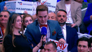 Журналист сделал девушке предложение на «Итогах года» и позвал на свадьбу Путина