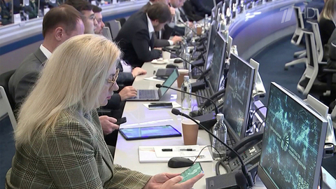 Поступившие на прямую линию обращения оперативно прорабатывают в Координационном центре правительства