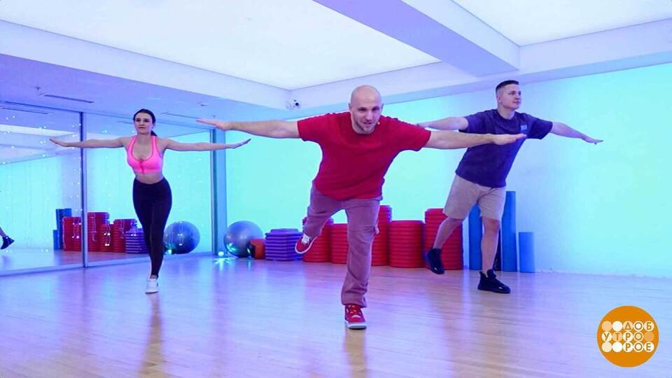 Фитнес-разминка: будем как ласточки! Доброе утро. Суббота. Фрагмент выпуска от 20.12.2025