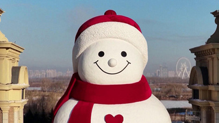 В Харбине гигантский снеговик встречает гостей масштабного Фестиваля льда и снега