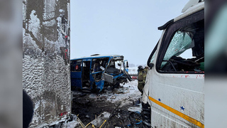В Омской области столкнулась легковушка и автобус: кадры с места ДТП