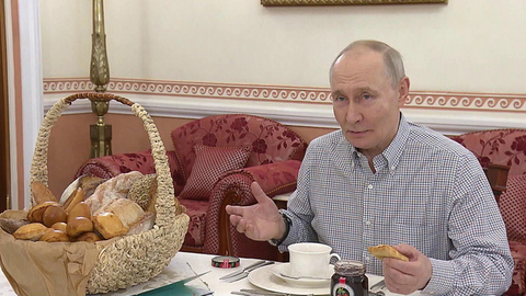 Владимир Путин попробовал выпечку из пекарни, владелец которой обратился на «Итоги года»