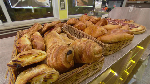 Владелец подмосковной пекарни отправил Владимиру Путину целую корзину с выпечкой