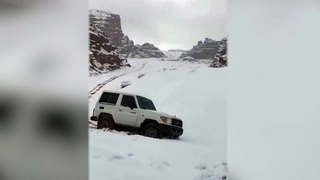 Снег в пустыне: погодная аномалия в Саудовской Аравии