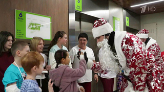 Деды Морозы и Снегурочки навестили детей, которым в Новый год придется остаться в больнице