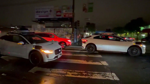 Беспилотные такси на сутки заблокировали движение в Сан-Франциско